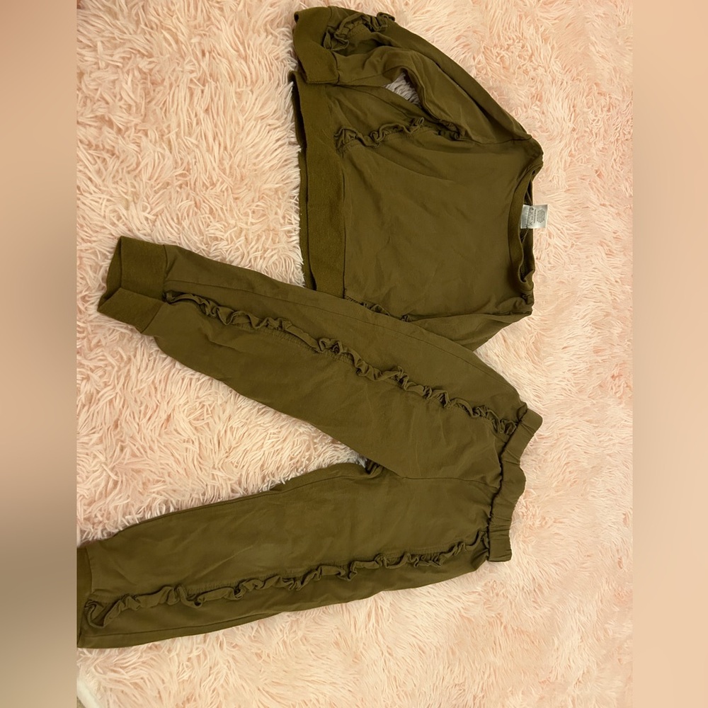 Girls ruffle sweatsuit (fits a 4)